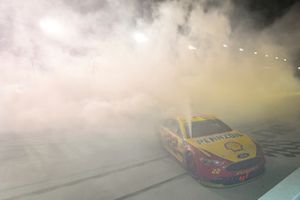 Joey Logano, Team Penske, Ford Fusion Shell Pennzoil celebrates with a burnout after winning the championship