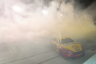 Joey Logano, Team Penske, Ford Fusion Shell Pennzoil celebrates with a burnout after winning the championship