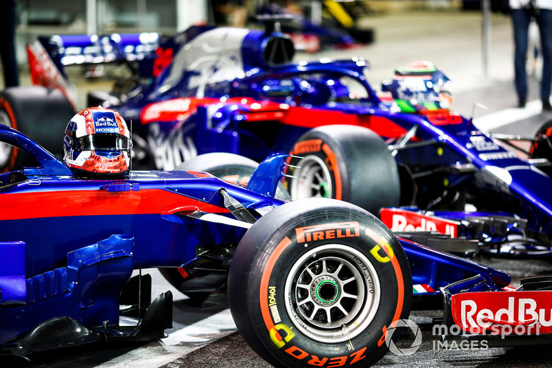 Cars on Pierre Gasly, Scuderia Toro Rosso STR13 and Brendon Hartley, Toro Rosso STR13