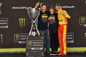 Joey Logano, Team Penske, Ford Fusion Shell Pennzoil celebrates his Championship
