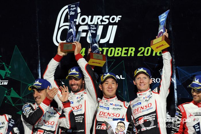 Podio LMP1: los ganadores Mike Conway, Kamui Kobayashi, Jose Maria Lopez, Toyota Gazoo Racing