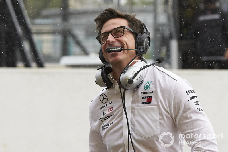 Toto Wolff, Mercedes AMG F1 Motorsporları Direktörü ve pole: Lewis Hamilton, Mercedes AMG F1