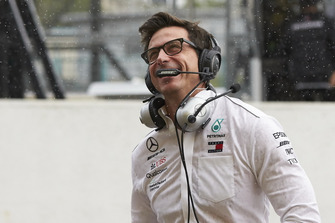 Toto Wolff, Mercedes AMG F1 Motorsporları Direktörü ve pole: Lewis Hamilton, Mercedes AMG F1