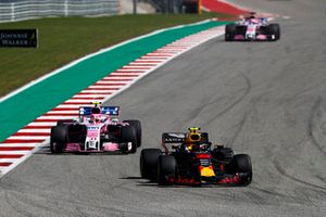 Max Verstappen, Red Bull Racing RB14, voor Esteban Ocon, Racing Point Force India VJM11, en Sergio Perez, Racing Point Force India VJM11