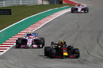 Max Verstappen, Red Bull Racing RB14, devant Esteban Ocon, Racing Point Force India VJM11, et Sergio Perez, Racing Point Force India VJM11