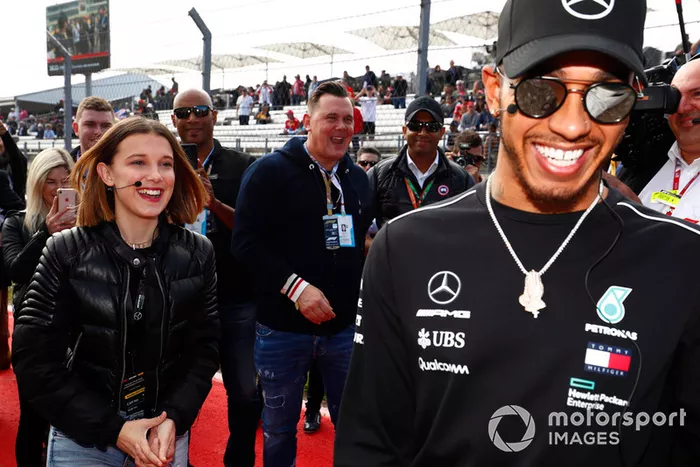 La actriz y modelo Millie Bobby Brown consigue un viaje de HotLaps con Lewis Hamilton, Mercedes AMG F1
