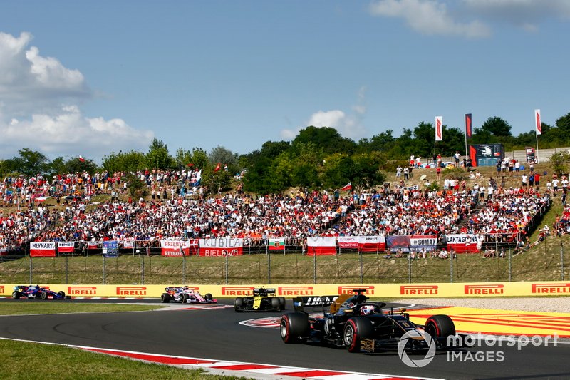 Romain Grosjean, Haas F1 Team VF-19, devant Nico Hulkenberg, Renault F1 Team R.S. 19, et Sergio Perez, Racing Point RP19