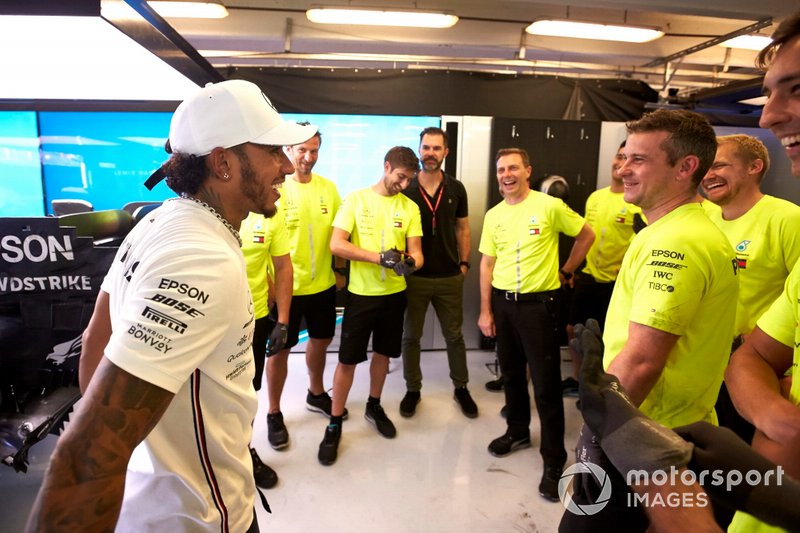 Ganador Lewis Hamilton, Mercedes AMG F1 celebra con el equipo Mercedes