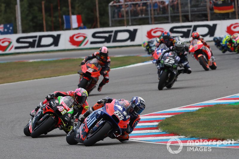 Miguel Oliveira devant Aleix Espargaró