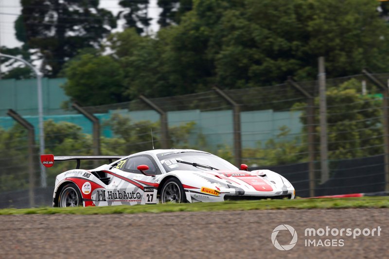 #27 HubAuto Corsa Ferrari 488 GT3: Heikki Kovalainen, Nick Cassidy, Nick Foster