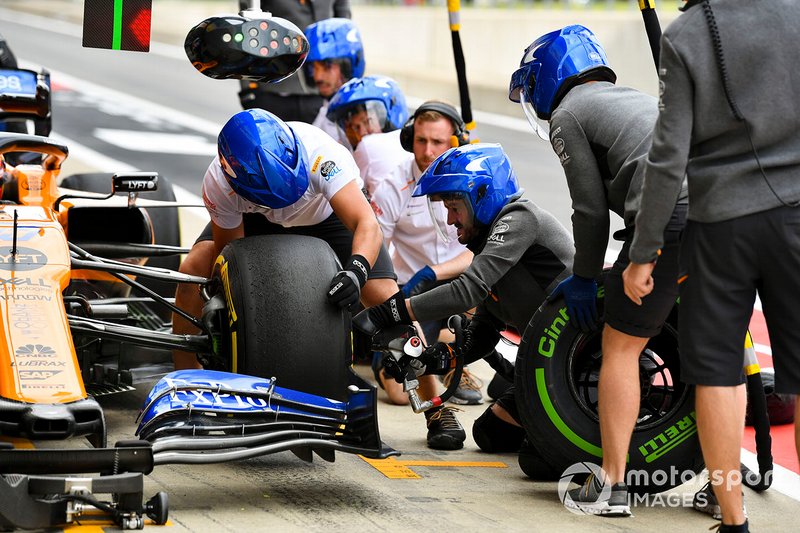 Carlos Sainz Jr., McLaren MCL34, in the pits during practice