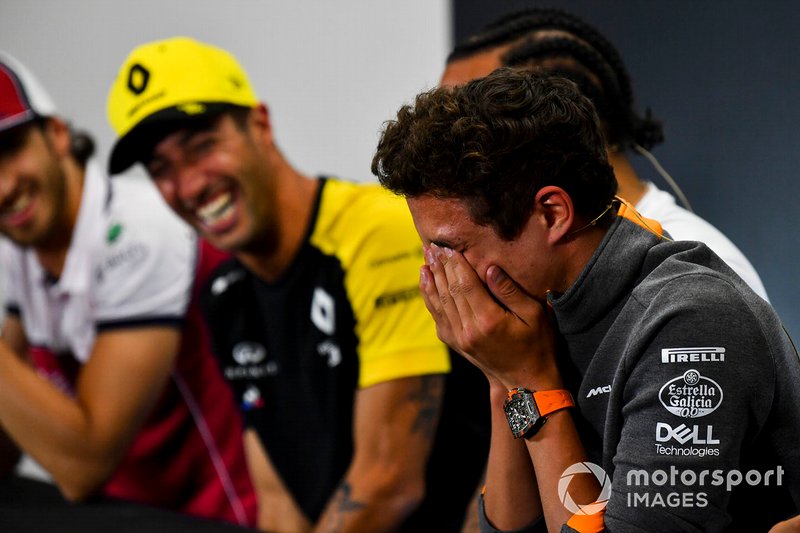 Lando Norris, McLaren y Daniel Ricciardo, del equipo Renault F1, riendo en la rueda de prensa