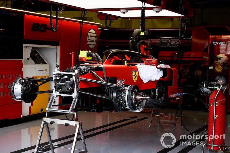 El coche de Sebastian Vettel, Ferrari SF90, medio construido en el garaje