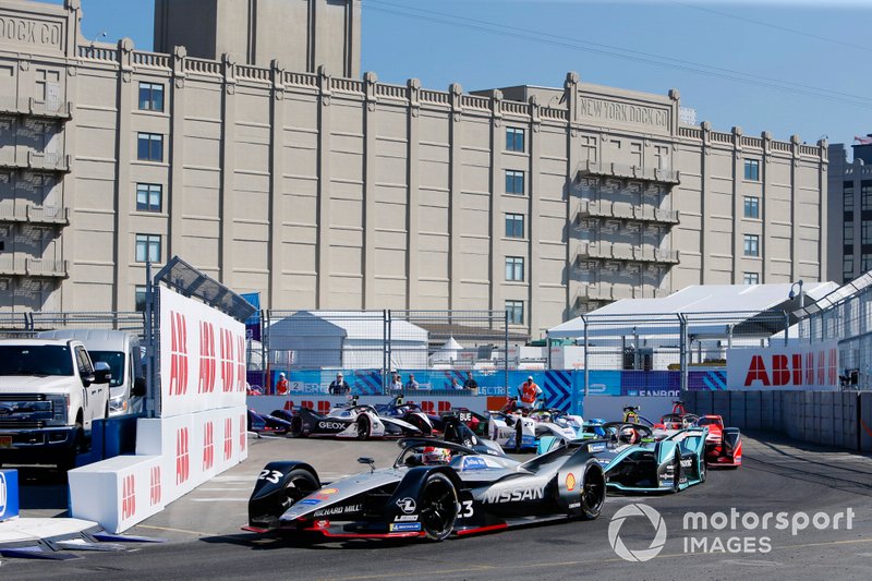 Sébastien Buemi, Nissan e.Dams, Nissan IMO1, Alex Lynn, Panasonic Jaguar Racing, Jaguar I-Type 3, at the start of the race