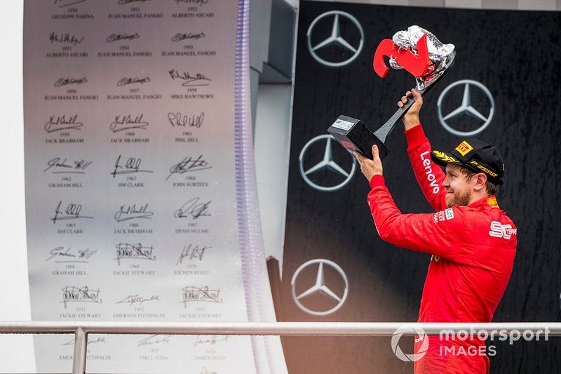 Sebastian Vettel, Ferrari, 2° classificato, con il suo trofeo