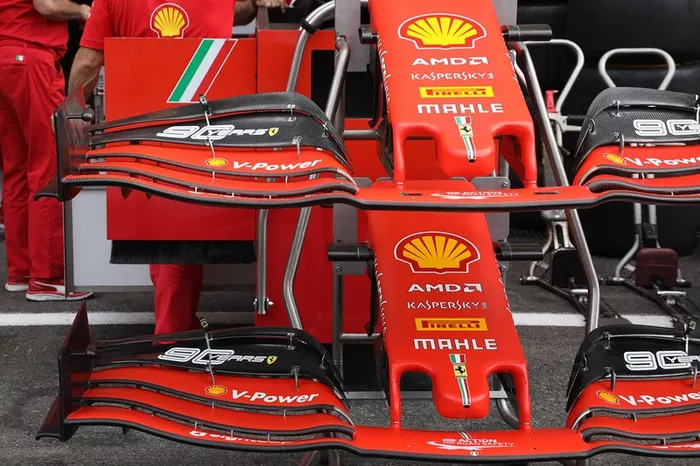 Detalhe do bico dianteiro da Ferrari SF90