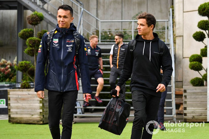 Alex Albon, Red Bull, et Lando Norris, McLaren, arrivent au circuit