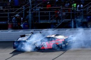 Crash: Aric Almirola, Stewart-Haas Racing, Ford Mustang 3D Systems, Daniel Hemric, Richard Childress Racing, Chevrolet Camaro Bass Pro Shops / Tracker Boats