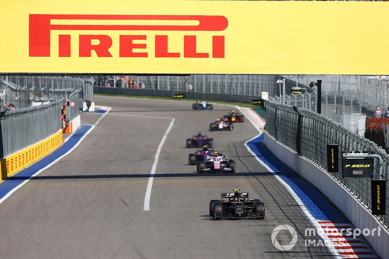 Kevin Magnussen, Haas F1 Team VF-19, precede Lance Stroll, Racing Point RP19, Pierre Gasly, Toro Rosso STR14, e Daniil Kvyat, Toro Rosso STR14