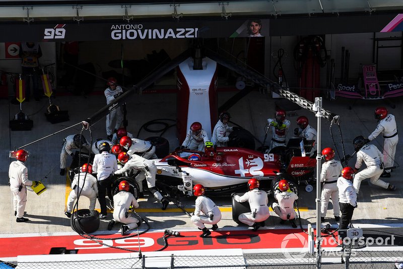 Antonio Giovinazzi, Alfa Romeo Racing C38, pit stop