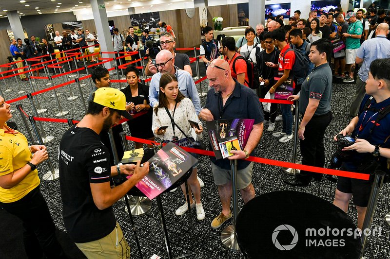 Daniel Ricciardo, Renault F1 Team signs an autograph for a fan