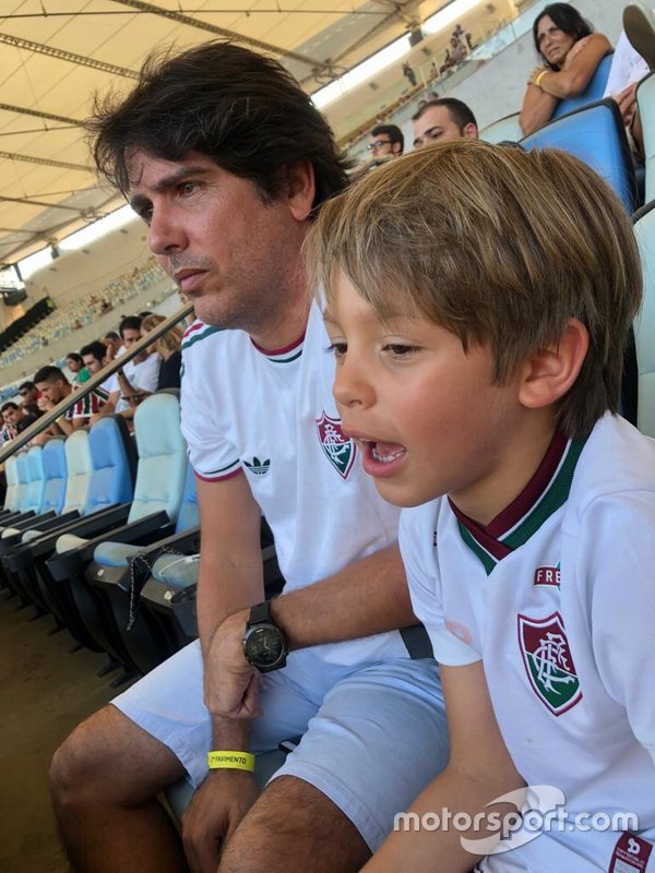 Cacá Bueno com o primeiro filho, Cadu, no Maracanã, em um dos raros momentos de folga do semestre