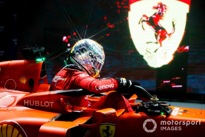 Ganador de la carrera Sebastian Vettel, Ferrari en el Parc Ferme