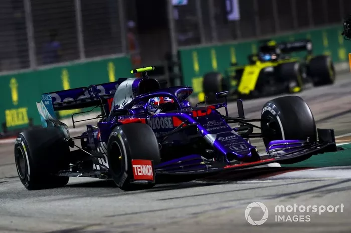 Pierre Gasly, Toro Rosso STR14, Daniel Ricciardo, Renault F1 Team R.S.19