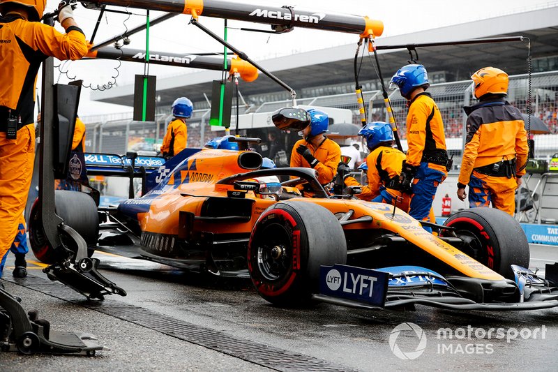 Carlos Sainz Jr., McLaren MCL34 pit stop 