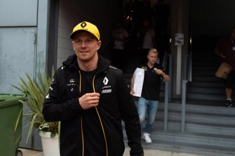 Nico Hulkenberg, Renault F1 Team and Kevin Magnussen, Haas F1