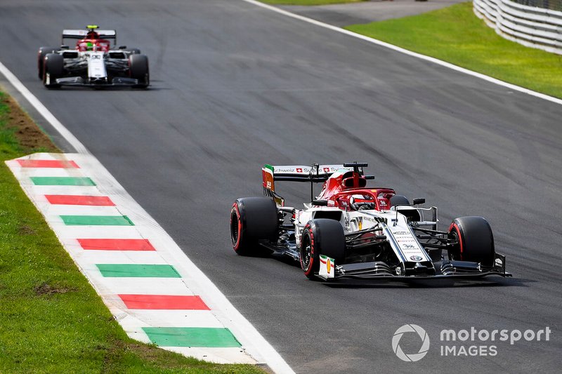 Kimi Raikkonen, Alfa Romeo Racing C38, precede Antonio Giovinazzi, Alfa Romeo Racing C38