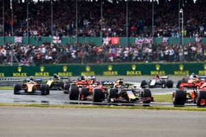 Max Verstappen, Red Bull Racing RB15, voor Sebastian Vettel, Ferrari SF90, en Lando Norris, McLaren MCL34, tijdens de formatieronde