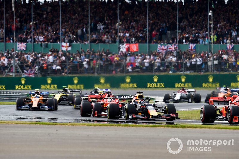 Max Verstappen, Red Bull Racing RB15, lidera a Sebastian Vettel, Ferrari SF90, y Lando Norris, McLaren MCL34, en la vuelta de formación.