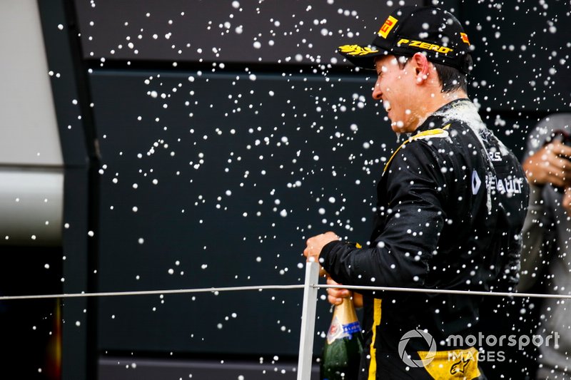 Race winner Jack Aitken, Campos Racing celebrates on the podium with the champagne