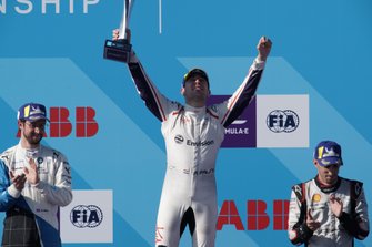 Racewinnaar Robin Frijns, Envision Virgin Racing op het podium met Alexander Sims, BMW I Andretti Motorsports, 2e plaats, Sébastien Buemi, Nissan e.Dams, 3e plaats