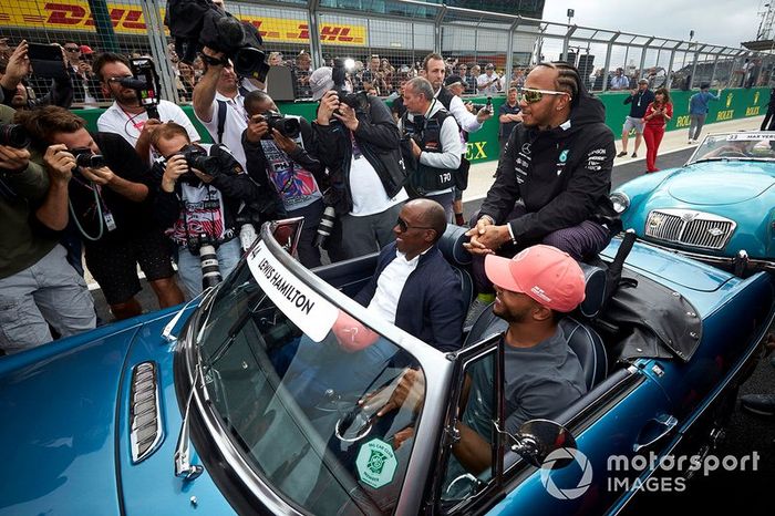 Lewis Hamilton, Mercedes AMG F1, con su padre Anthony y su hermano Nicolás