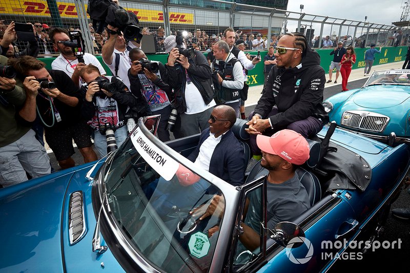 Lewis Hamilton, Mercedes AMG F1, con su padre Anthony y su hermano Nicolás