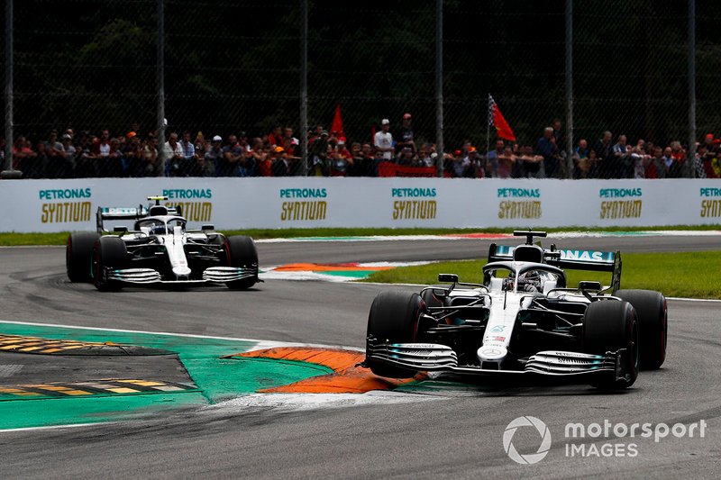 Lewis Hamilton, Mercedes AMG F1 W10, precede Valtteri Bottas, Mercedes AMG W10