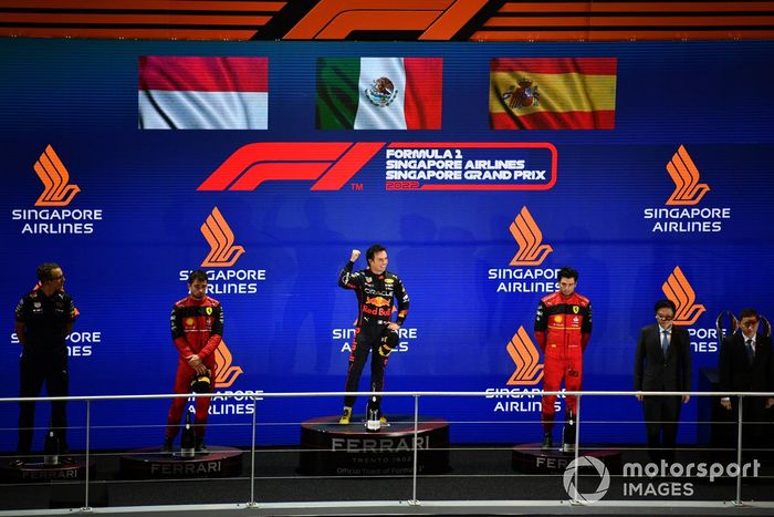 Podio: segundo lugar Charles Leclerc, Ferrari, ganador Sergio Pérez, Red Bull Racing, tercer lugar Carlos Sainz, Ferrari