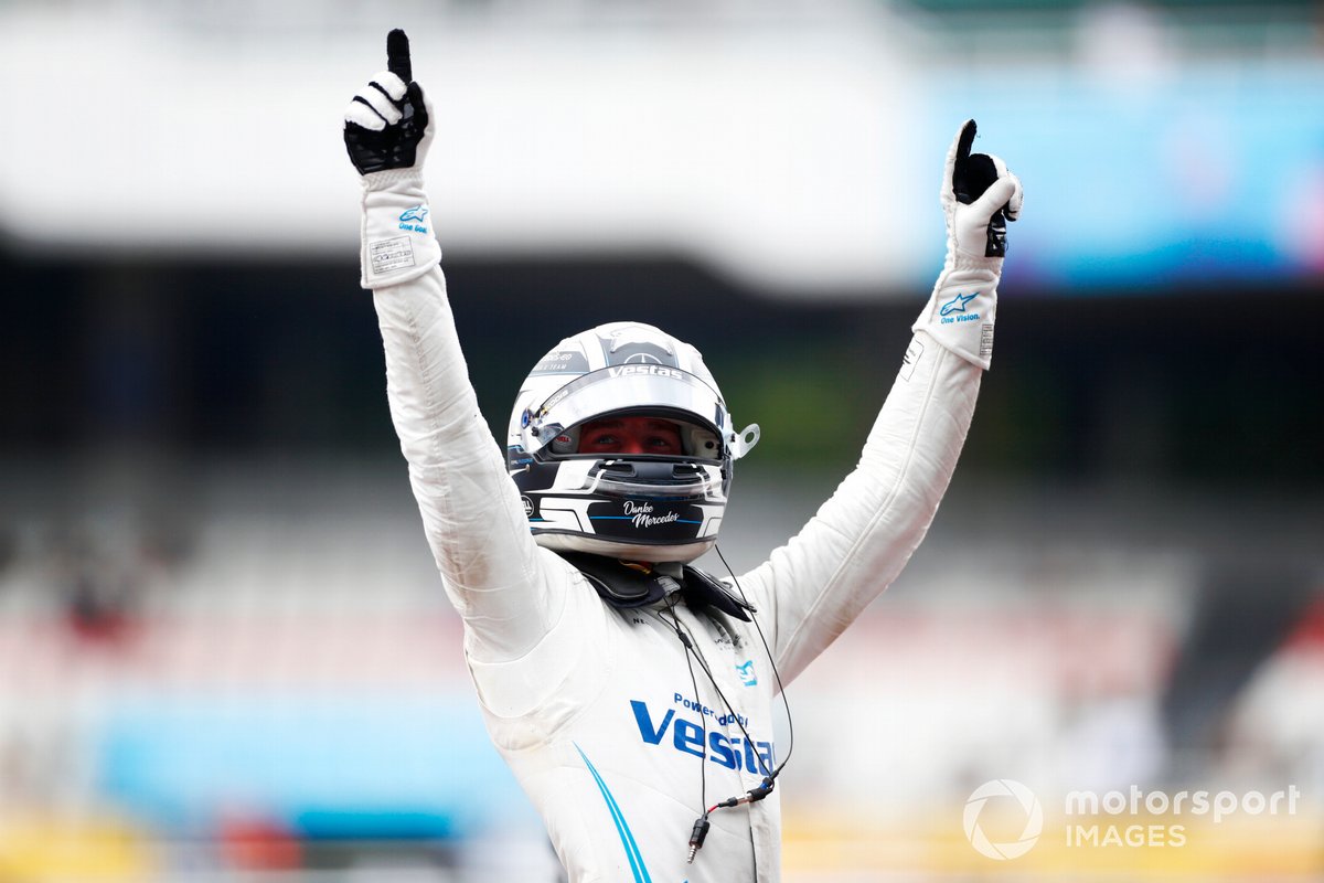 Stoffel Vandoorne, Mercedes-Benz EQ, EQ Silver Arrow 02, festeggia in Parc Ferme dopo aver conquistato il titolo di campione del mondo