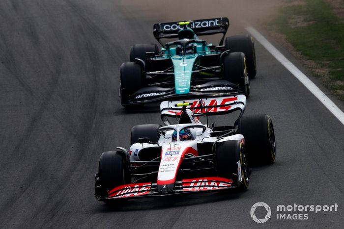 Mick Schumacher, Haas VF22, Sebastian Vettel, Aston Martin AMR22