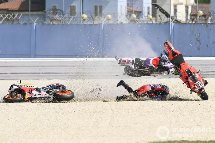 Caída de Pol Espargaró, Repsol Honda Team, Michele Pirro, Ducati Team, Johann Zarco, Pramac Racing al inicio