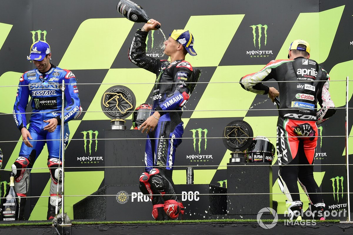 Il vincitore della gara Fabio Quartararo, Yamaha Factory Racing, secondo classificato Alex Rins, Team Suzuki MotoGP, terzo classificato Aleix Espargaro, Aprilia Racing Team Gresini