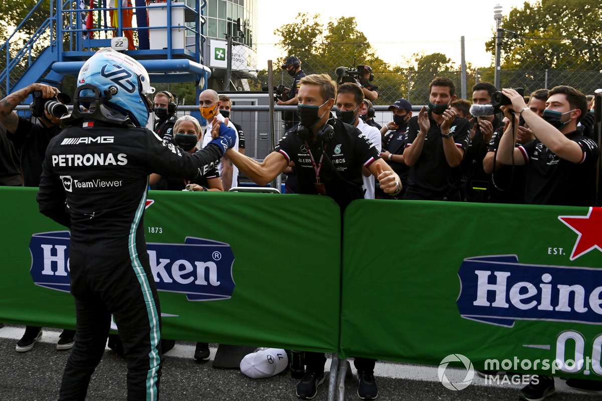 Ganador del primer puesto Valtteri Bottas, Mercedes en Parc Ferme