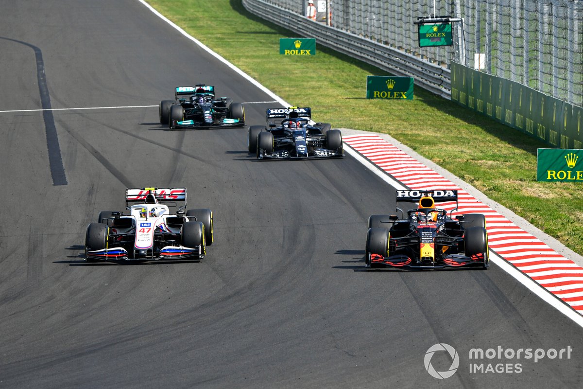 Mick Schumacher, Haas VF-21, e Max Verstappen, Red Bull Racing RB16B