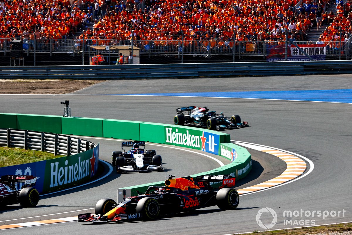 Max Verstappen, Red Bull Racing RB16B, George Russell, Williams FW43B, saliendo de pits