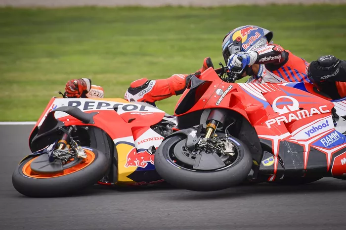 La caída de Marc Márquez, Repsol Honda Team, y Jorge Martín, Pramac Racing