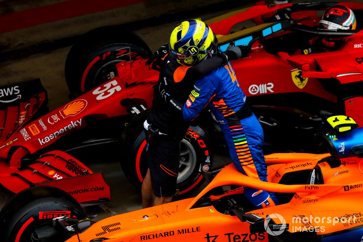 Lando Norris, McLaren, festeggia con un compagno di squadra dopo aver ottenuto la pole