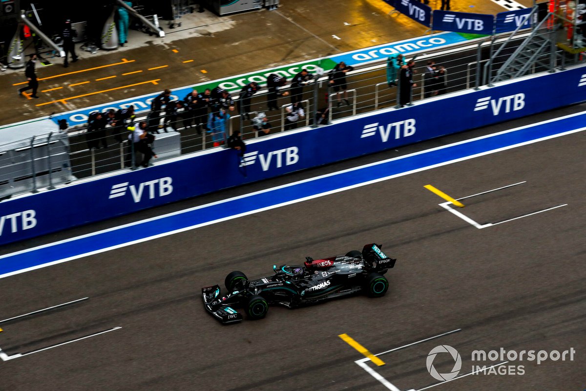 Il vincitore della gara Lewis Hamilton, Mercedes W12 taglia il traguardo