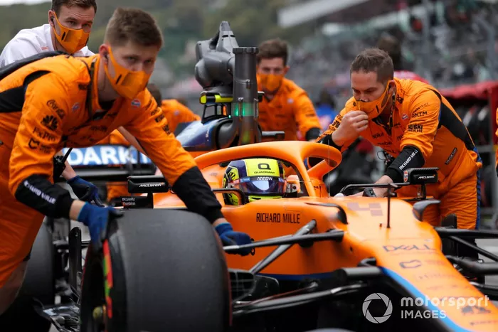 Lando Norris, McLaren MCL35M, arriva sulla griglia